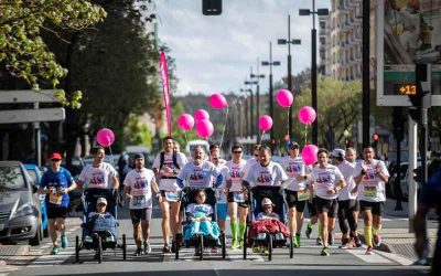 25 corredores solidarios «empujaron» en la maratón de Vitoria-Gasteiz para hacer visible la ataxia telangiectasia