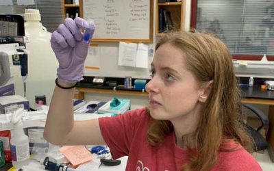 Estudiante de doctorado con Ataxia de Friedreich trabajando en terapia génica