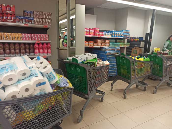 Alimentos y artículos de primera necesidad comprados en el supermercado